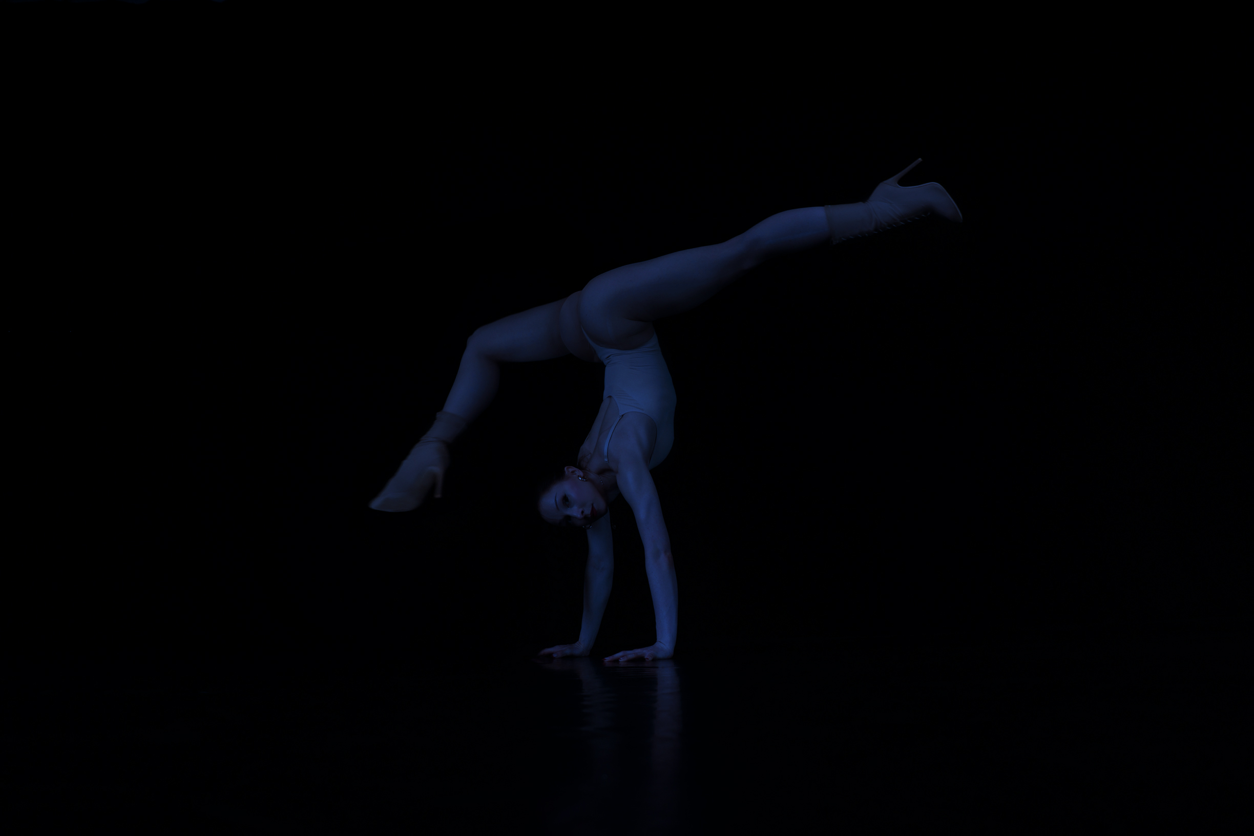 Lissy-G-Dance-Handstand-Split-Moonshine-web.jpg