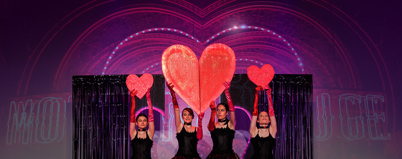 Lissy-G-Dance-MoulinRouge-Burlesque-Cher-Cabaret-Kunstueck-Schwabach-Tanz-heart-Show-web.jpg